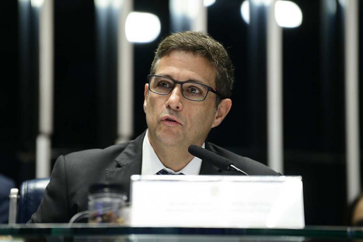 Campos Neto defende política de juros do BC, mas elogia 