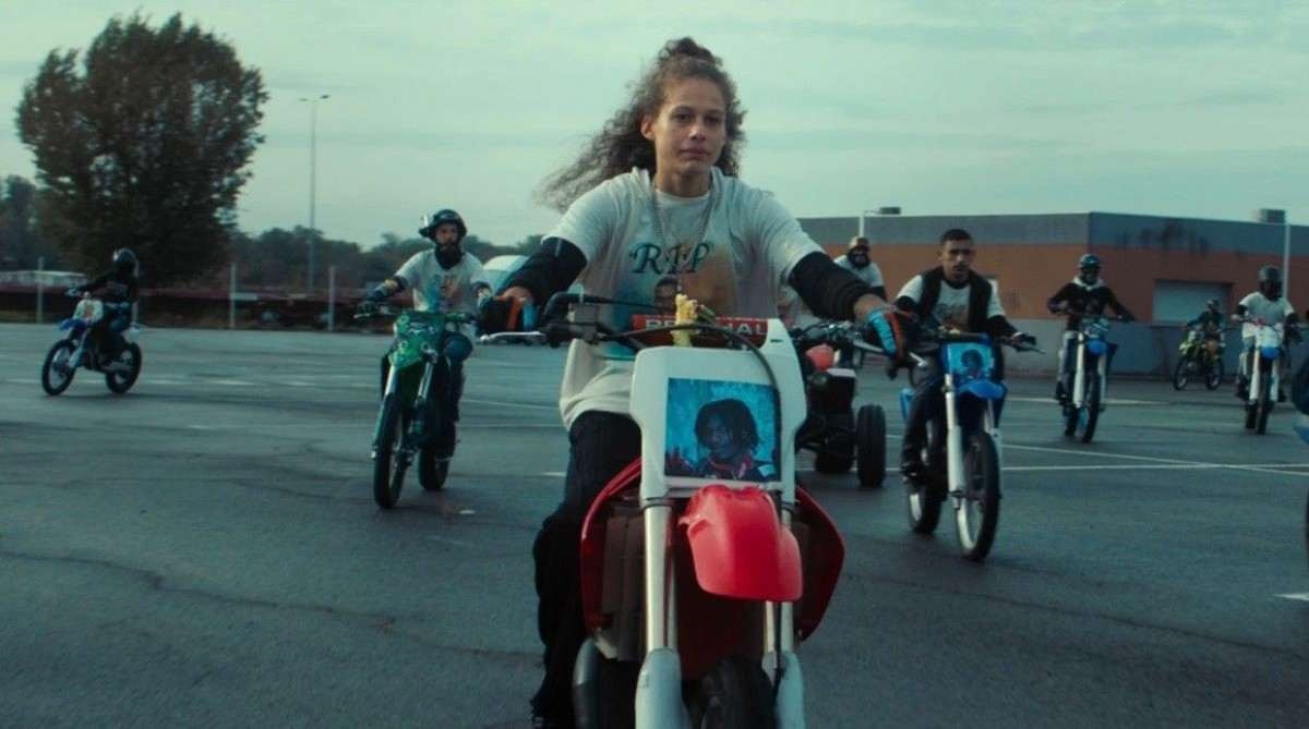 No filme sobre motociclismo Rodeo, mulher imprime presença vigorosa 