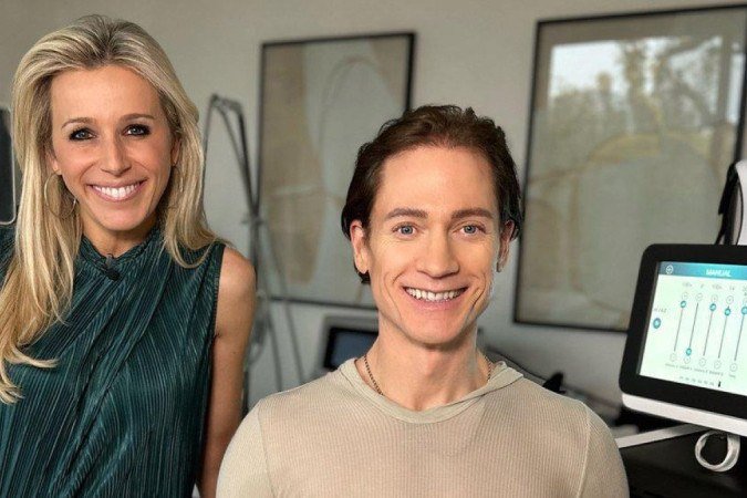 O empreendedor da tecnologia Bryan Johnson (na foto com a apresentadora da BBC Lara Lewington) tenta reduzir sua idade biológica - (crédito: BBC) O empreendedor da tecnologia Bryan Johnson (na foto com a apresentadora da BBC Lara Lewington) tenta reduzir sua idade biológica - (crédito: BBC)