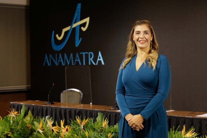 Nascida em São Paulo (SP), Luciana Paula Conforti ingressou na Magistratura em 1998 e é titular da 1ª Vara do Trabalho de Barreiros (PE) - (crédito: Alessandro Dias/Anamatra) Nascida em São Paulo (SP), Luciana Paula Conforti ingressou na Magistratura em 1998 e é titular da 1ª Vara do Trabalho de Barreiros (PE) - (crédito: Alessandro Dias/Anamatra)