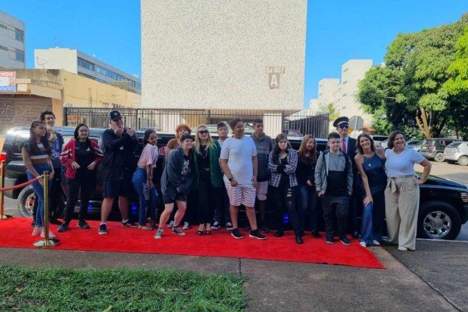Alunos, professores e monitores posam em frente a limusine -  (crédito: Aquivo pessoal)