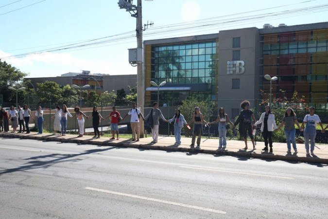 Estudantes do Instituto Federal de Brasília, fazem ato simbólico de abraço ao prédio da instituição  -  (crédito:  Antonio Cruz/Ag..ncia Brasil)