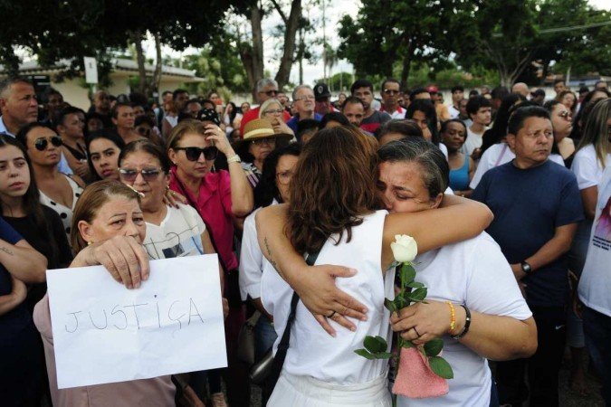  28/04/2023. Crédito: Minervino Júnior/CB/D.A Press. Brasil.  Brasilia - DF. Enterro de Regiane da Silva no cemitério de Planaltina. vítima de assassinato.
