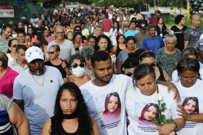 Mãe da vítima precisou ser amparada durante a cerimônia