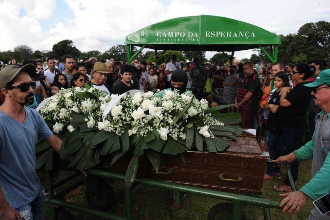  28/04/2023. Crédito: Minervino Júnior/CB/D.A Press. Brasil.  Brasilia - DF. Enterro de Regiane da Silva no cemitério de Planaltina. vítima de assassinato.