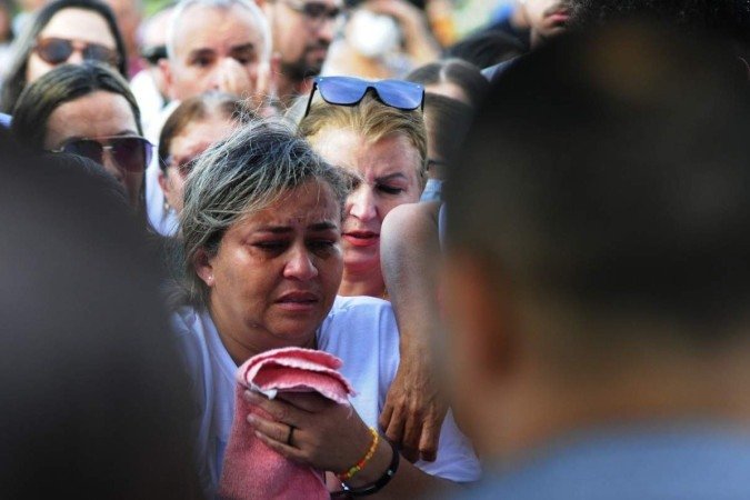  Inconformada com a perda da filha de 21 anos, a mãe de Regiane, Dulcinéia Alexandre, desmaiou 
