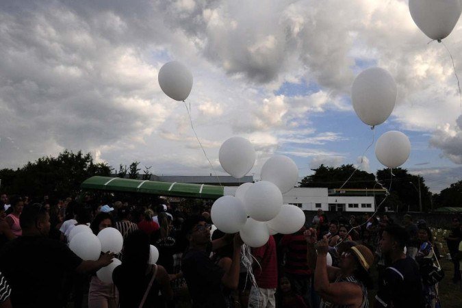  Ao final da cerimônia, palmas e balões brancos soltos ao céu marcaram o adeus à jovem sonhadora