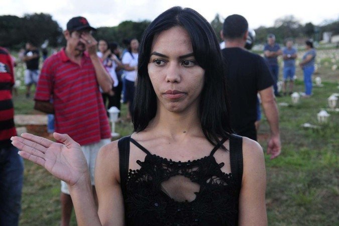  28/04/2023. Crédito: Minervino Júnior/CB/D.A Press. Brasil.  Brasilia - DF. Enterro de Regiane da Silva no cemitério de Planaltina. vítima de assassinato.