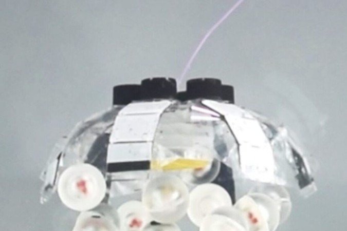 À esquerda, o Jellyfish-Bot coleta pequenas partículas; acima, dois deles atuam de forma sincronizada e capturam objeto na água