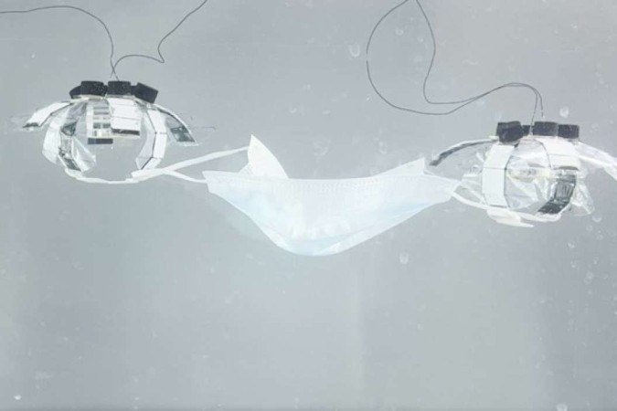 Equipe de robôs agindo 