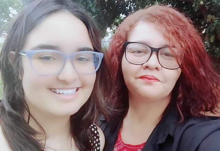 Filha e m&atilde;e. Lourdes Maria ao lado de Lourdes Marina. 