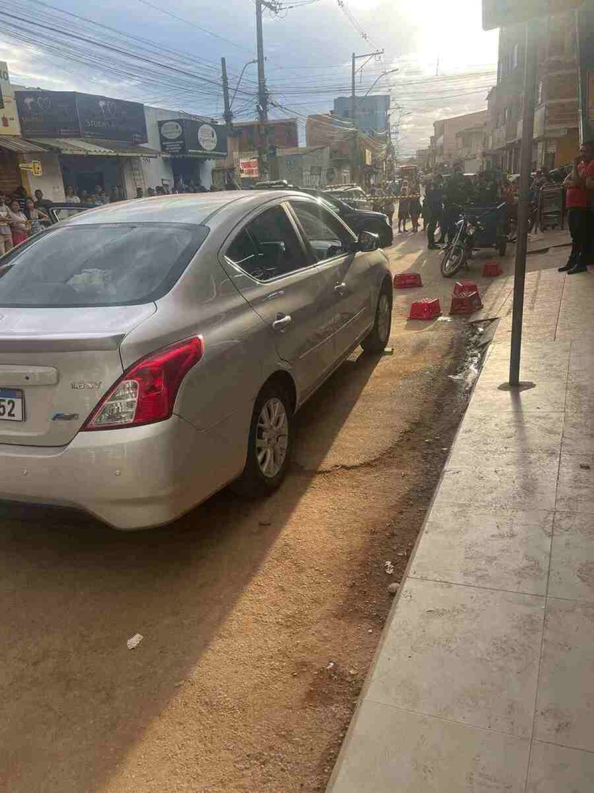 Discussão em frente a supermercado termina com homem morto a tiros