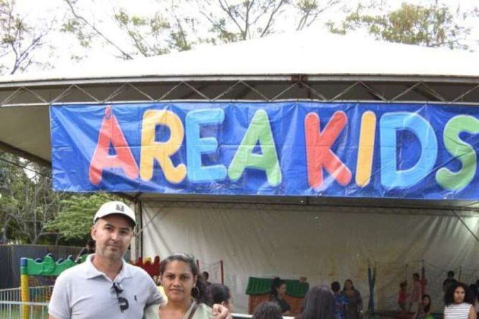 O casal Valdeon Teodoro e Sandra Regina levou os filhos para a festa na Vila Planalto