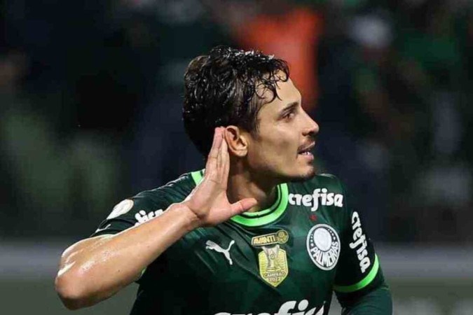 Com um a menos e números melhores; Palmeiras arranca empate e segue líder