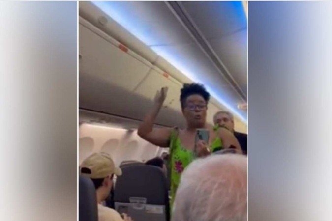 Registro do momento em que a mulher negra é expulsa de voo que saía de Salvador - (crédito: Reprodução/Redes Sociais) Registro do momento em que a mulher negra é expulsa de voo que saía de Salvador - (crédito: Reprodução/Redes Sociais)