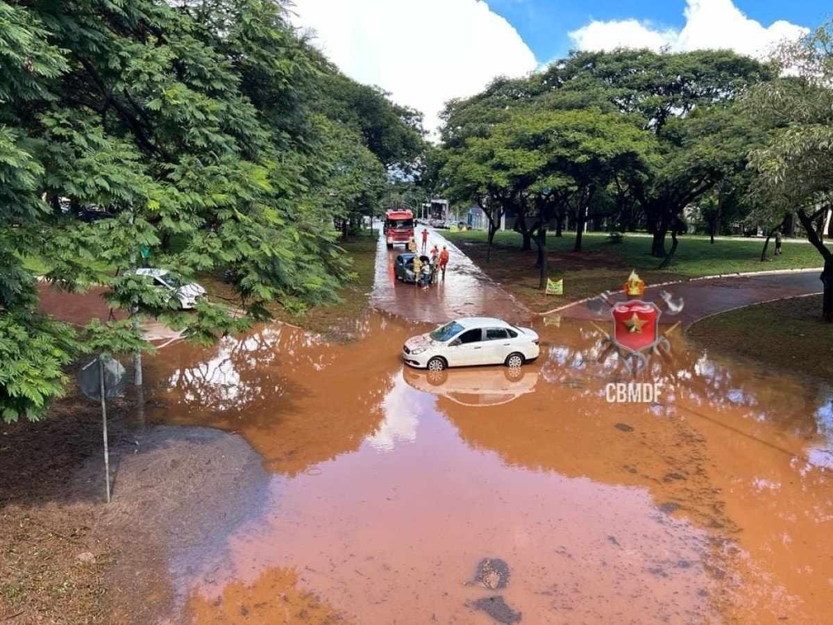 As chuvas da tarde deste domingo (30/4) causaram alagamentos e carros ilhados na capital federal. De acordo com o Corpo de Bombeiros do Distrito Federal (PCDF), vários militares e viaturas foram deslocadas para regiões do Plano Piloto.
