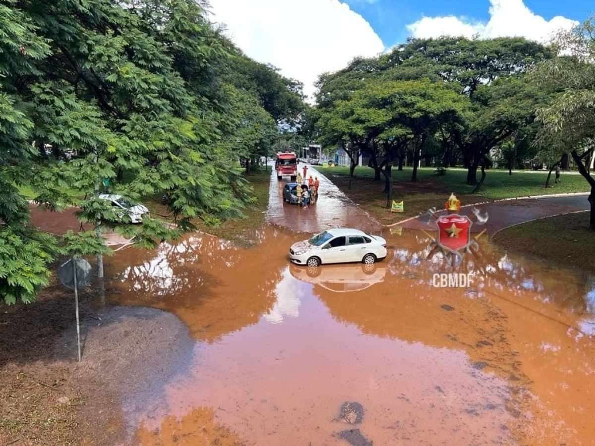 As chuvas da tarde deste domingo (30/4) causaram alagamentos e carros ilhados na capital federal. De acordo com o Corpo de Bombeiros do Distrito Federal (PCDF), vários militares e viaturas foram deslocadas para regiões do Plano Piloto.
