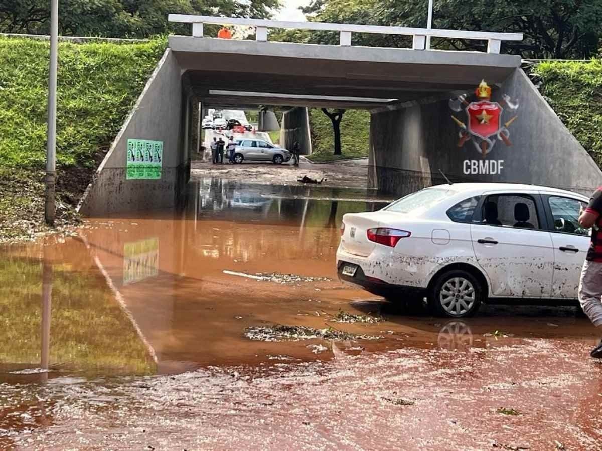 As chuvas da tarde deste domingo (30/4) causaram alagamentos e carros ilhados na capital federal. De acordo com o Corpo de Bombeiros do Distrito Federal (PCDF), vários militares e viaturas foram deslocadas para regiões do Plano Piloto.
