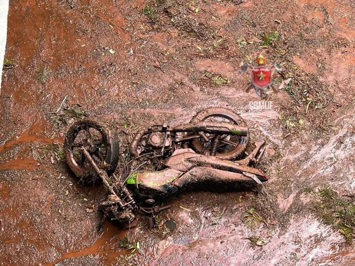 As chuvas da tarde deste domingo (30/4) causaram alagamentos e carros ilhados na capital federal. De acordo com o Corpo de Bombeiros do Distrito Federal (PCDF), vários militares e viaturas foram deslocadas para regiões do Plano Piloto.
