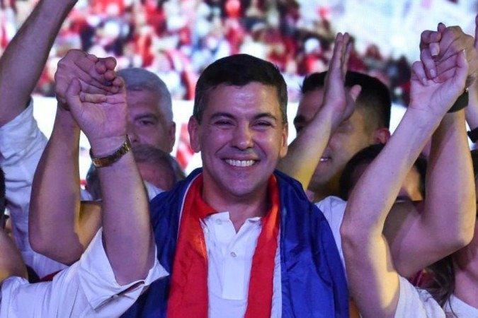 Santiago Peña, do Partido Colorado, comemora com sua esposa, Leticia Ocampos de Pea e o ex-presidente paraguaio Horacio Cartes, após vencer a eleição presidencial em Assunção em 30 de abril - Santiago Peña, do Partido Colorado, comemora com sua esposa, Leticia Ocampos de Pea e o ex-presidente paraguaio Horacio Cartes, após vencer a eleição presidencial em Assunção em 30 de abril -