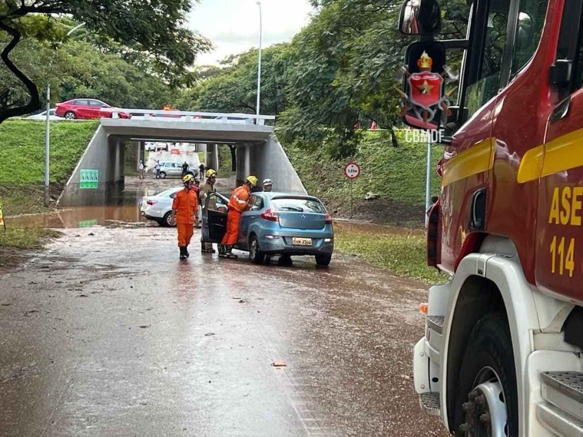 As chuvas da tarde deste domingo (30/4) causaram alagamentos e carros ilhados na capital federal. De acordo com o Corpo de Bombeiros do Distrito Federal (PCDF), vários militares e viaturas foram deslocadas para regiões do Plano Piloto.
