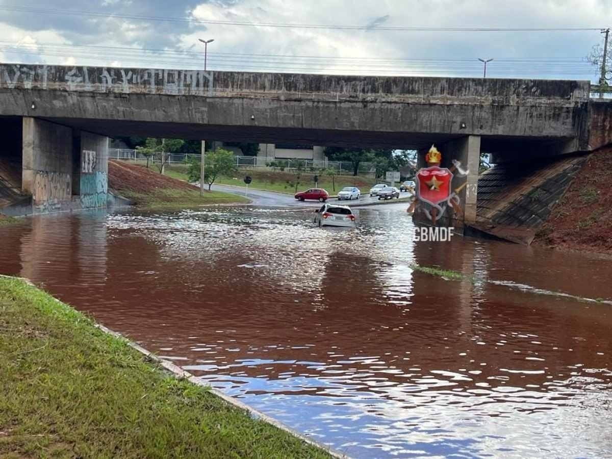 As chuvas da tarde deste domingo (30/4) causaram alagamentos e carros ilhados na capital federal. De acordo com o Corpo de Bombeiros do Distrito Federal (PCDF), vários militares e viaturas foram deslocadas para regiões do Plano Piloto.

