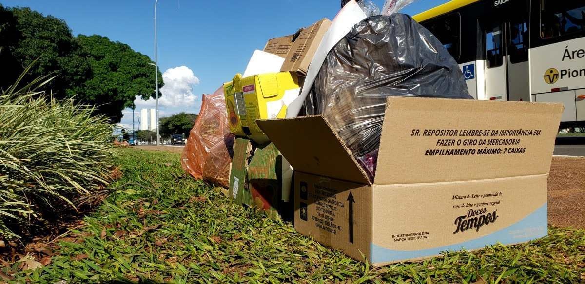 Após chuvas, SLU faz força-tarefa para limpar região central de Brasília