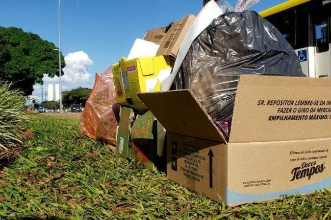 Acúmulo de lixo nos gramados da Esplanada dos Ministérios é fruto de acampamentos instalados nos últimos dias, de acordo com o SLU. - (crédito: Fotos: Carlos Vieira/CB/DA.Press ) Acúmulo de lixo nos gramados da Esplanada dos Ministérios é fruto de acampamentos instalados nos últimos dias, de acordo com o SLU. - (crédito: Fotos: Carlos Vieira/CB/DA.Press )