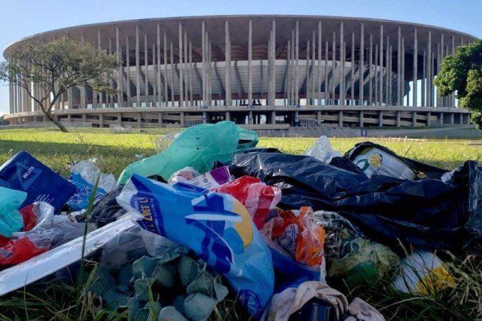 O acúmulo de lixo também podia ser visto nas proximidades do Estádio Mané Garrincha