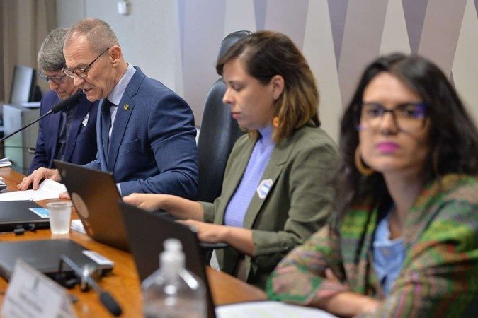 O senador Fabiano Contarato (ES) discursa durante a audiência pública para tratar da prevenção e repressão da violência nas escolas -  (crédito: Alessandro Dantas/PT no Senado)