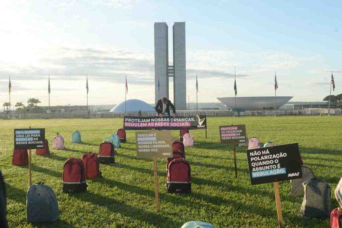 35 mochilas foram colocadas em frente ao Congresso em homenagem a 35 crianças vítimas de massacres escolares.  -  (crédito: Ed Alves/CB/D.A Press)