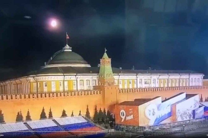 Drone se aproxima do Kremlin (na imagem, ele aparece como um ponto branco, à esquerda da Lua)