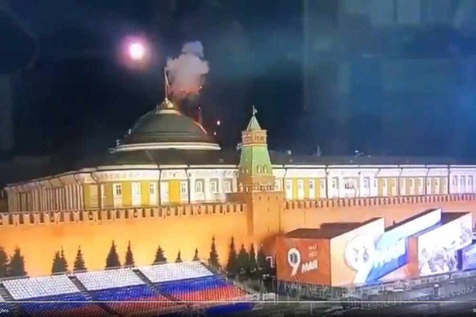 Coluna de fumaça é vista sobre o prédio: atentado inédito provocou pedidos de assassinato de Zelensky