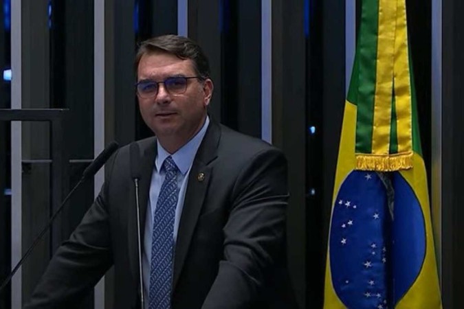 Flávio Bolsonaro deu a declaração durante a votação da Proposta de Emenda à Constituição (PEC) do quinquênio na Comissão de Constituição e Justiça (CCJ) do Senado -  (crédito: Reprodução/TV Senado)