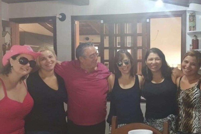 Bárbara Lima exibe o cartão de vacinação. Na foto menor, Edmilson no  aniversário de 74 anos com as cinco filhas