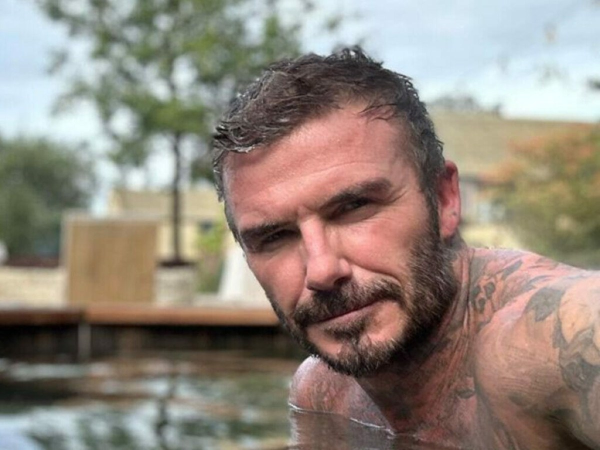 David Beckham posa com cueca transparente em seu aniversário de 48 anos