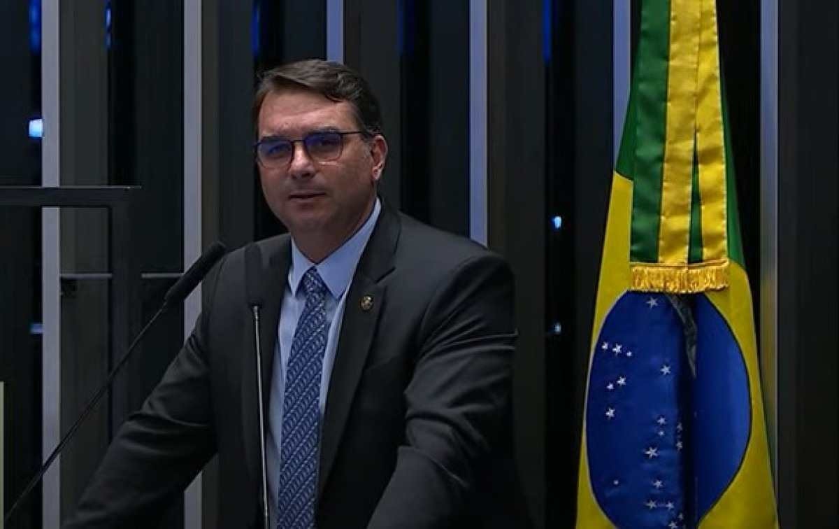 Flávio Bolsonaro diz que Lula deveria 'dormir em embaixada ou quartel' para economizar