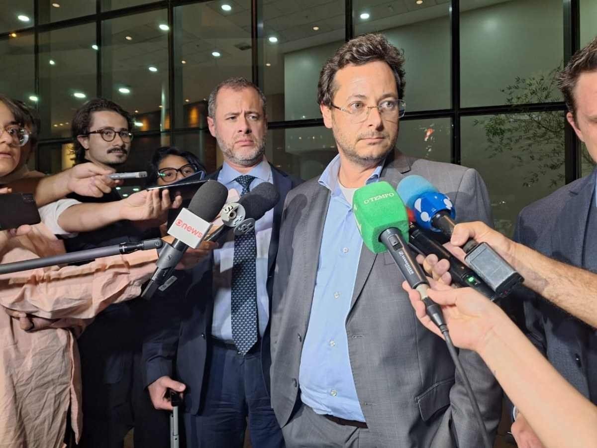Advogado de Bolsonaro diz que ex-presidente entregará passaporte à PF