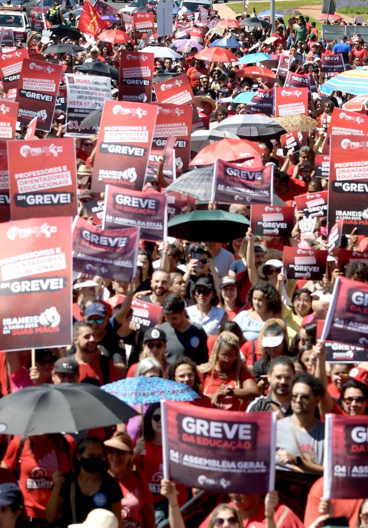 Sinpro-DF diz que manterá greve de professores e acusa o GDF de coação