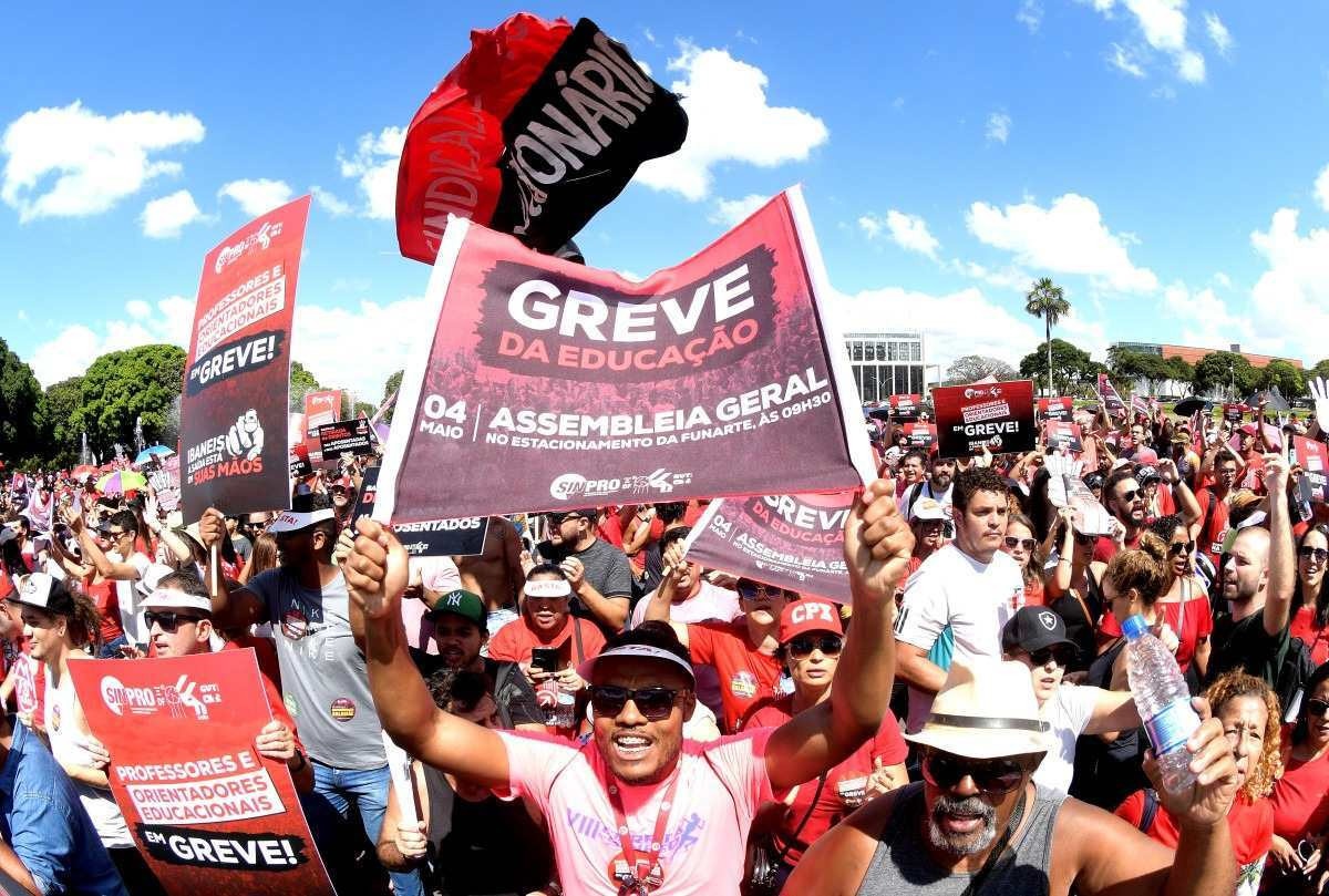 Câmara Distrital aprova moção de apoio à greve dos professores do DF