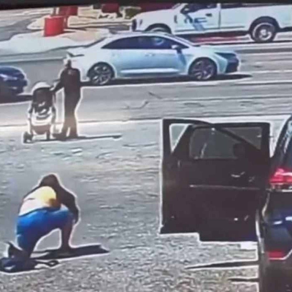 VÍDEO: Carro desgovernado quase atropela crianças que jogavam bola