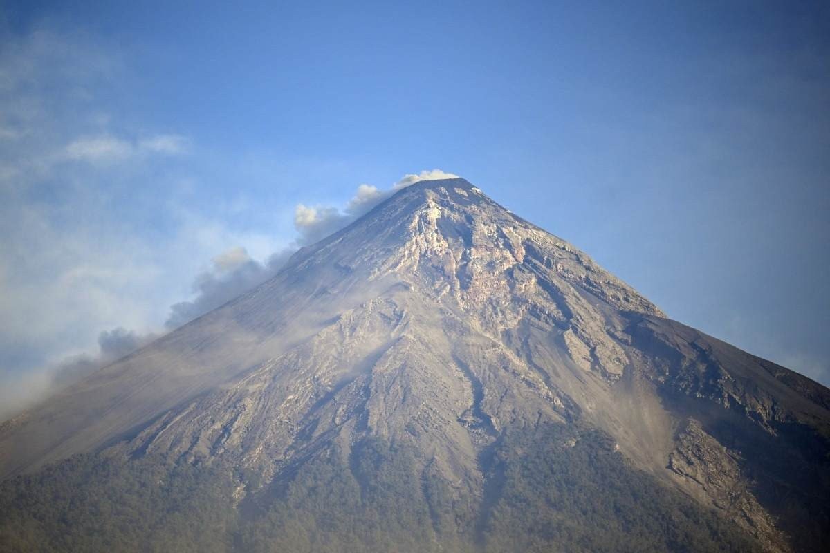 Vulcão entra em erupção na Guatemala; veja as imagens impressionantes
