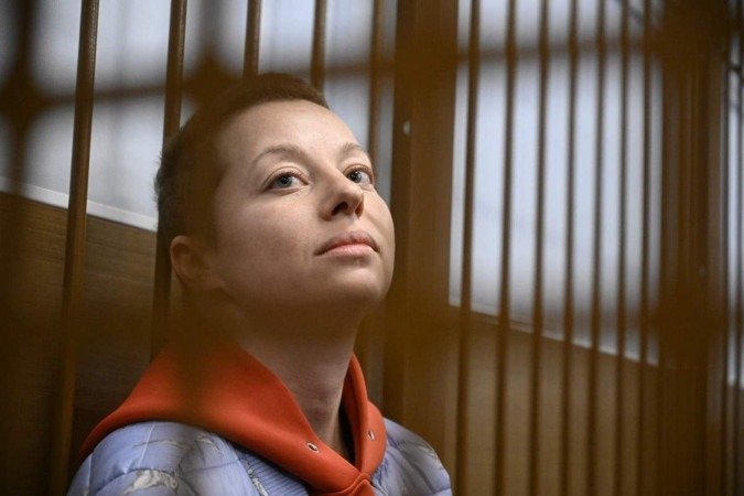 A diretora de teatro russa Yevgeniya Berkovich, detida sob a acusação de justificar o terrorismo por sua peça premiada sobre noivas do Estado Islâmico russo. - (crédito: Alexander NEMENOV / AFP) ) A diretora de teatro russa Yevgeniya Berkovich, detida sob a acusação de justificar o terrorismo por sua peça premiada sobre noivas do Estado Islâmico russo. - (crédito: Alexander NEMENOV / AFP) )