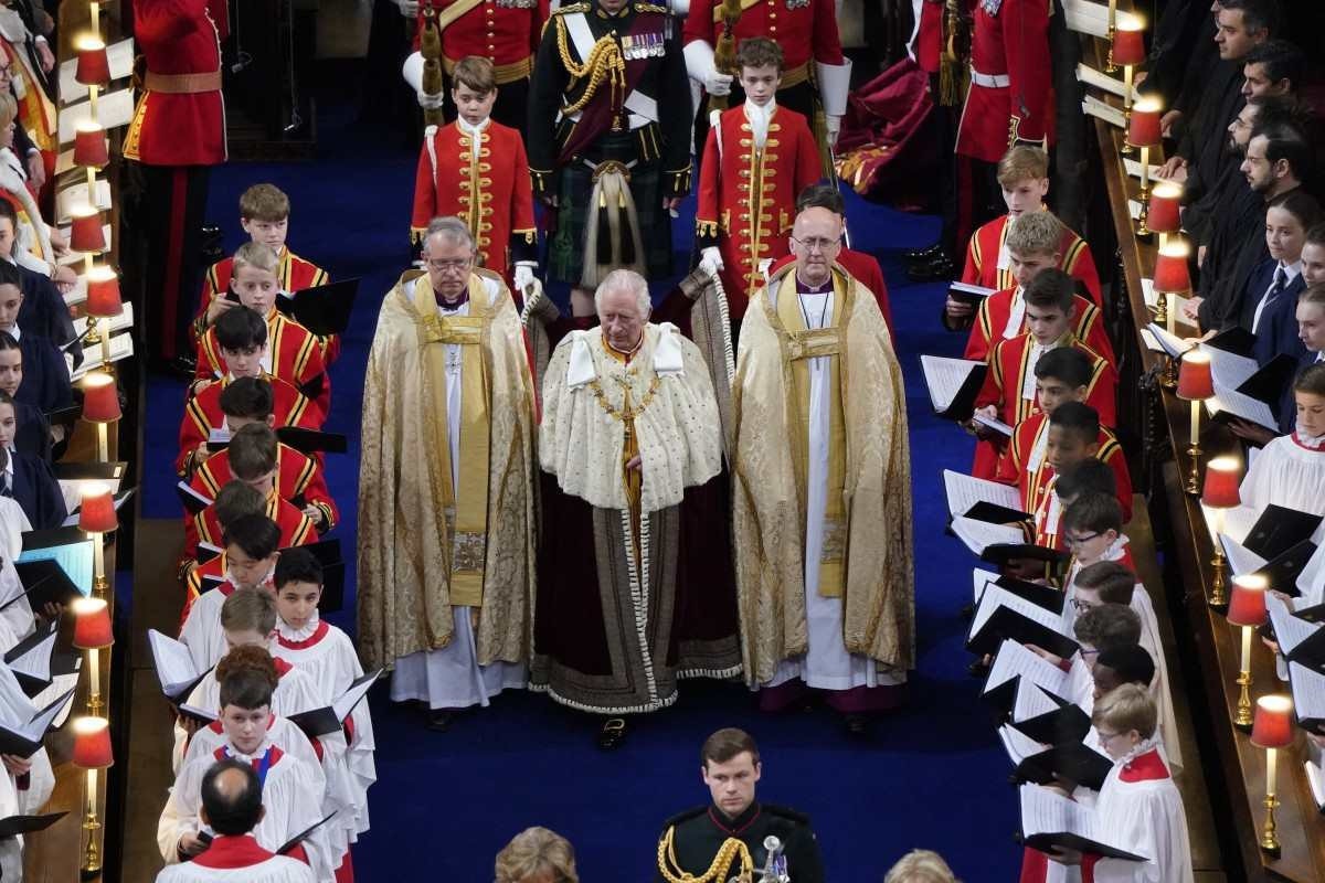 O rei Charles III entrando na Abadia de Westminster antes de sua coroação