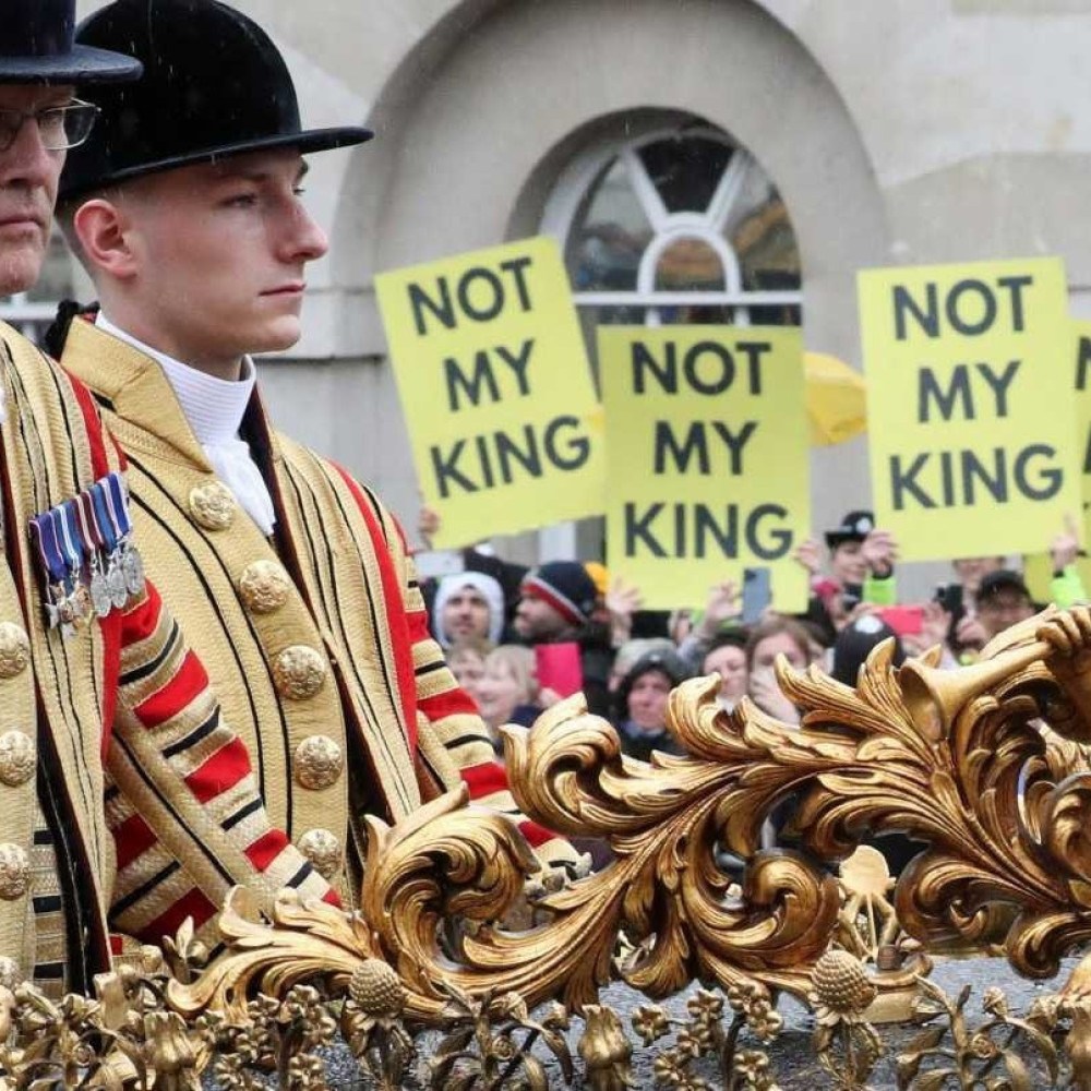 Coroação do rei Charles III tem multidão nas ruas e protestos