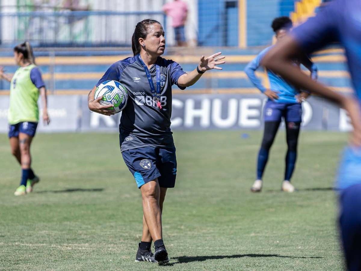 Alvo do Palmeiras, técnica Camilla Orlando deixa o Real Brasília