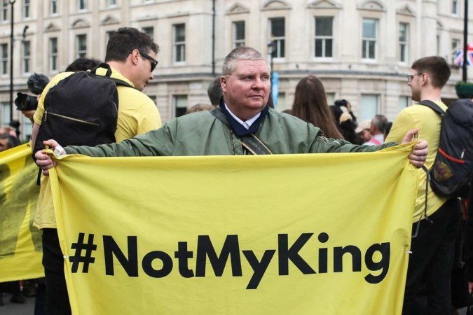 Os manifestantes seguram cartazes dizendo 'Não é meu rei' na Trafalgar Square, perto de onde o rei Carlos III da Grã-Bretanha e a rainha Camilla, da Grã-Bretanha, serão coroados na Abadia de Westminster, no centro de Londres, em 6 de maio de 2023. - (crédito: Susannah Ireland / AFP) Os manifestantes seguram cartazes dizendo 'Não é meu rei' na Trafalgar Square, perto de onde o rei Carlos III da Grã-Bretanha e a rainha Camilla, da Grã-Bretanha, serão coroados na Abadia de Westminster, no centro de Londres, em 6 de maio de 2023. - (crédito: Susannah Ireland / AFP)