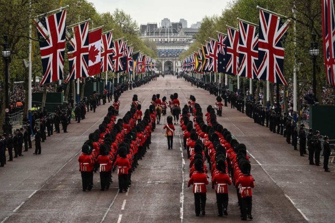 Membros da Coldstream Guards marcham na rota da 'Procissão do Rei', uma jornada de dois quilômetros do Palácio de Buckingham à Abadia de Westminster, no centro de Londres, em 6 de maio de 2023, antes das coroações do rei Carlos III da Grã-Bretanha e da rainha Camilla da Grã-Bretanha Consorte. - (crédito: Marco BERTORELLO/AFP) Membros da Coldstream Guards marcham na rota da 'Procissão do Rei', uma jornada de dois quilômetros do Palácio de Buckingham à Abadia de Westminster, no centro de Londres, em 6 de maio de 2023, antes das coroações do rei Carlos III da Grã-Bretanha e da rainha Camilla da Grã-Bretanha Consorte. - (crédito: Marco BERTORELLO/AFP)