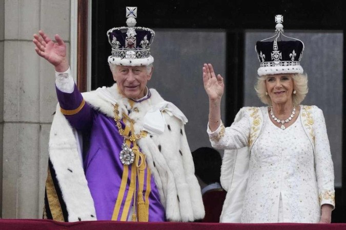 O britânico ao lado da mulher, a rainha consorte Camila Bowles, ao ser coroado em 6 de maio 2023, em uma grande cerimônia em Londres, após a morte de Elizabeth II  -  (crédito: @TheRoyalFamily)
