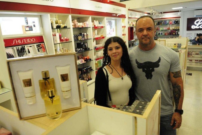 Ronan Barroso e a filha Beatriz apostam nos perfumes para agradar 